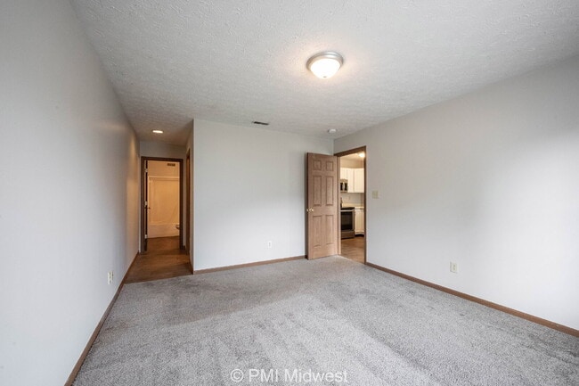 Building Photo - New place, new vibe, same small-town charm