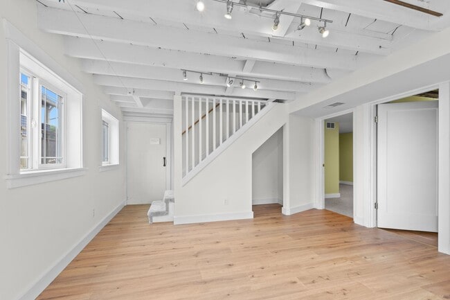 Building Photo - 5Bd/2Ba Seattle Home