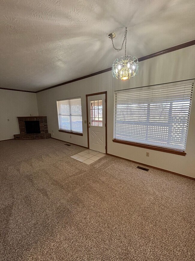 Building Photo - 3br 2.5ba on Surrey Hills Golf Course!!