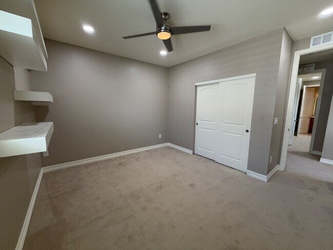 Building Photo - "Luxurious 5-Bedroom Haven in Broomfield with Stunning Granite Finishes & Cozy Fireplace!"