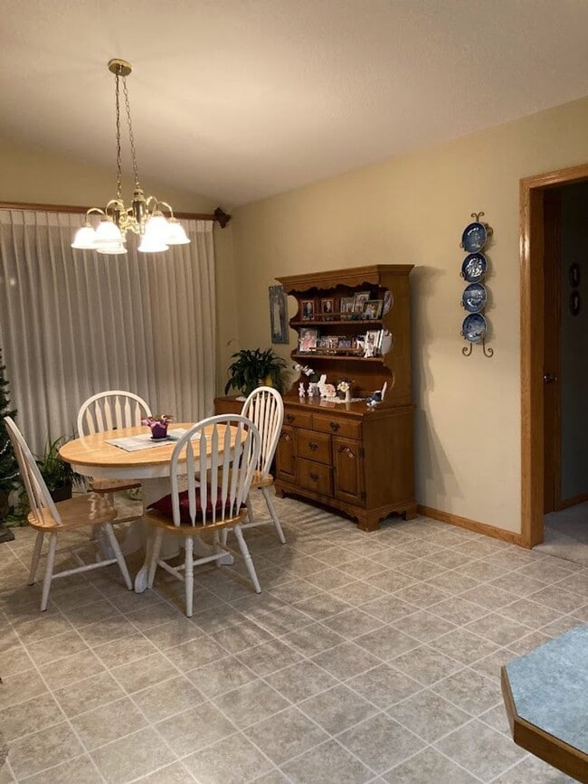 Building Photo - 4 Bedroom Twin Home