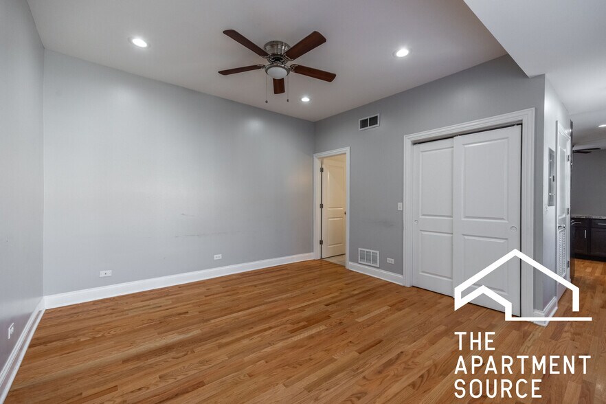 Building Photo - 4452 N Sheridan Rd