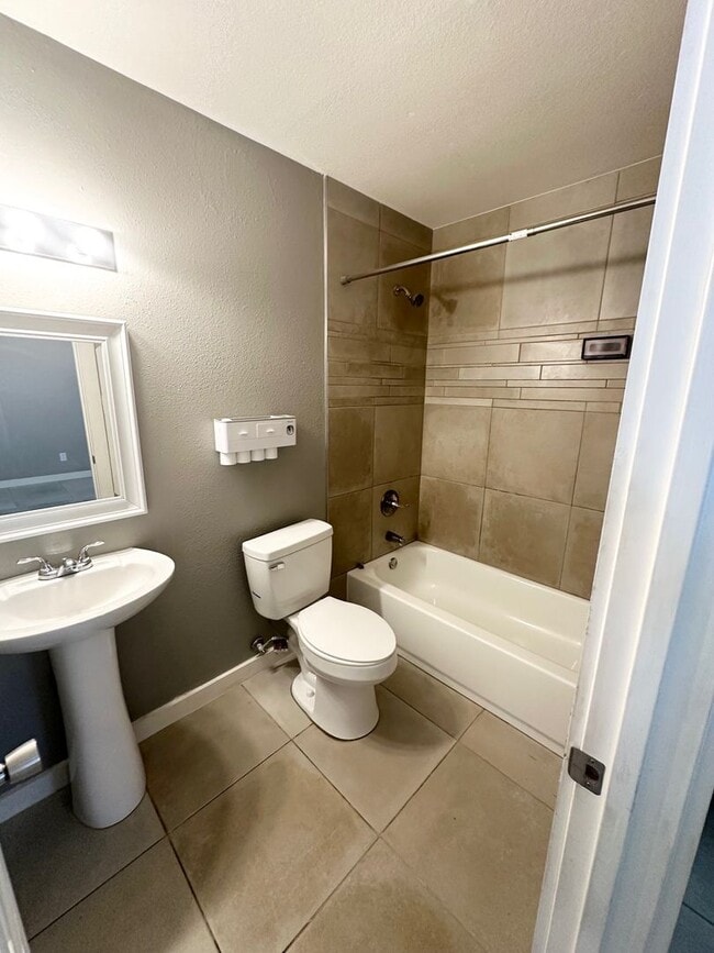 Building Photo - Fully Remodeled 3 Bedroom House For Rent!