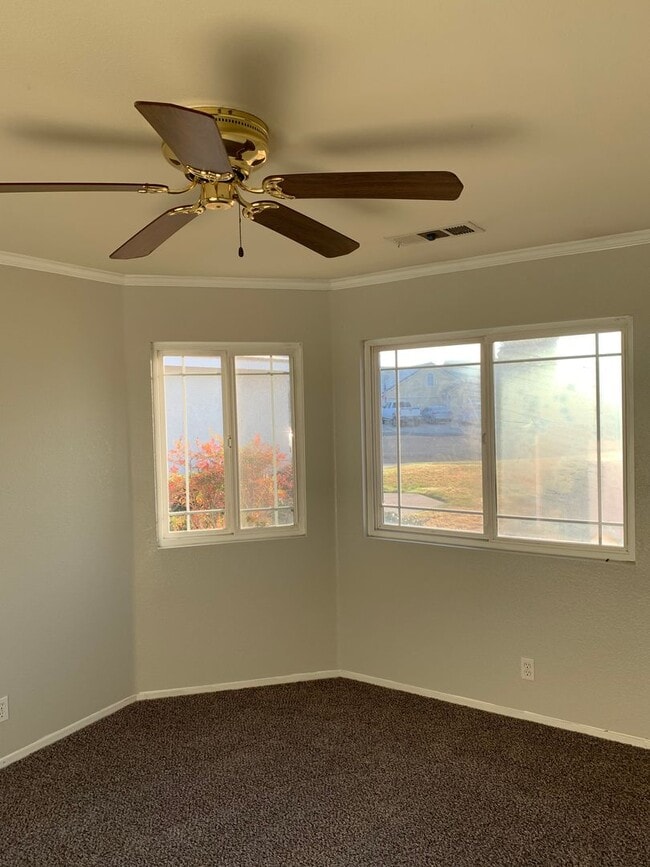 Building Photo - 3 Bedroom 2 Bath
