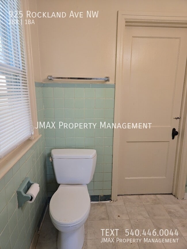 Building Photo - 925 Rockland Ave NW