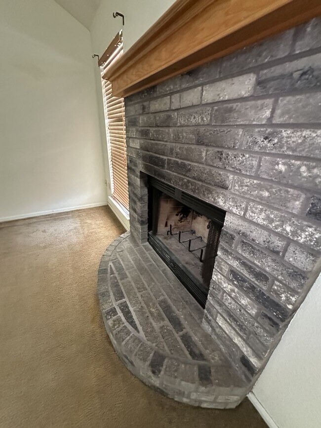 Building Photo - 3 BED / 2 Bath  AVAILABLE NOW