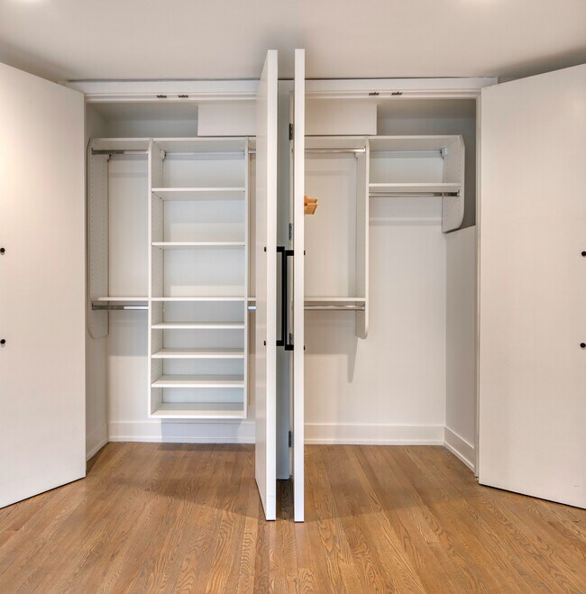 Building Photo - 227 E Walton Pl