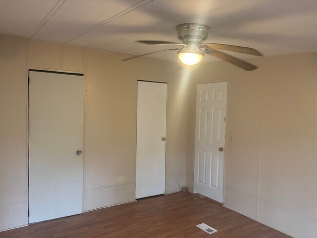 Building Photo - 206 Tropicaire St