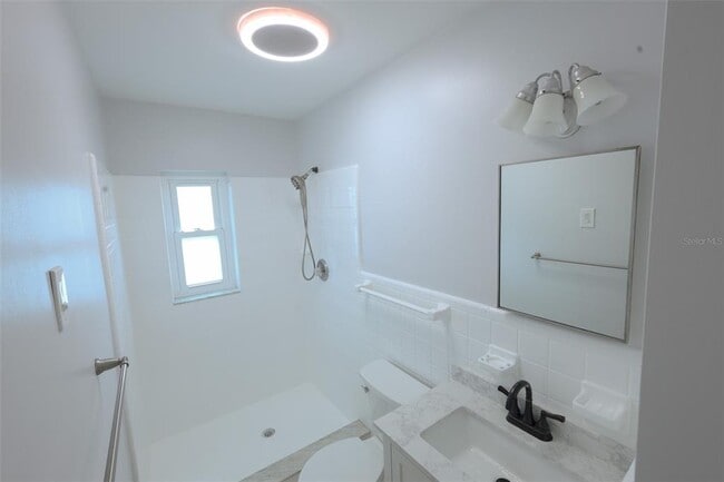 Building Photo - 1040 Charles St