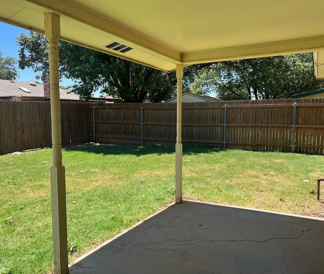 Building Photo - Charming 4 Bedroom in The Meadows