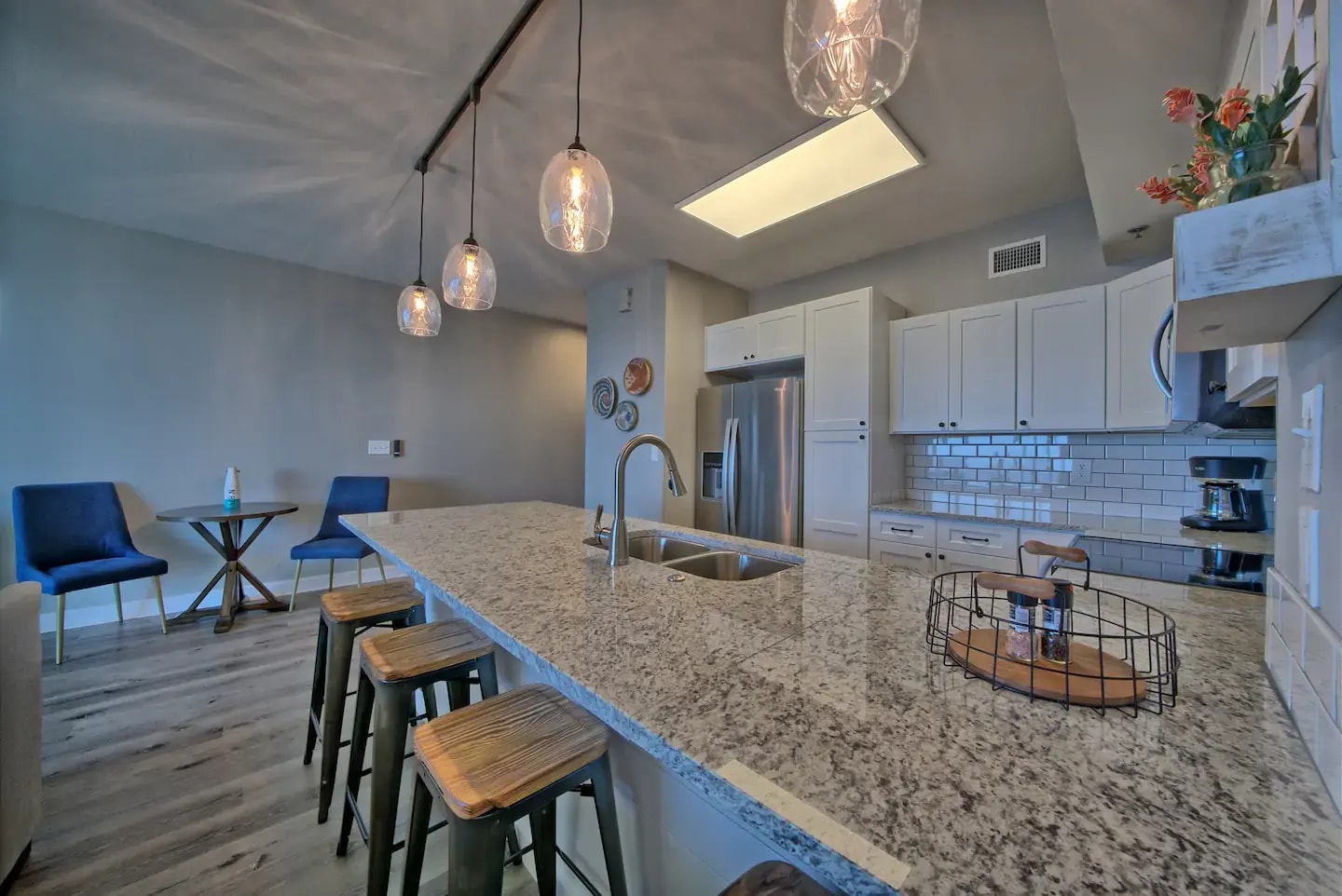 Building Photo - 9900 S Thomas Dr