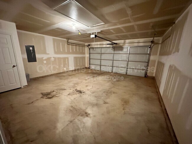 Building Photo - 9913 Rattlesnake Ln
