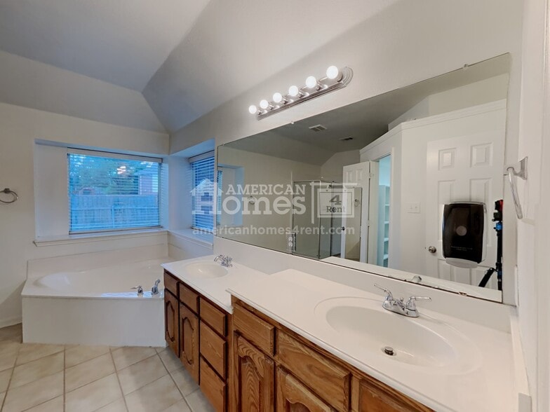 Building Photo - 521 Covey Trl