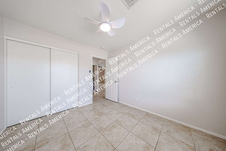 Building Photo - 4819 E Whitehall Dr