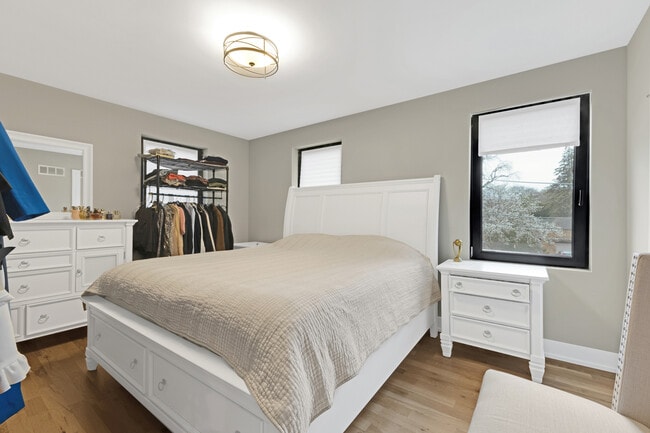 Building Photo - 819 Albion Ave