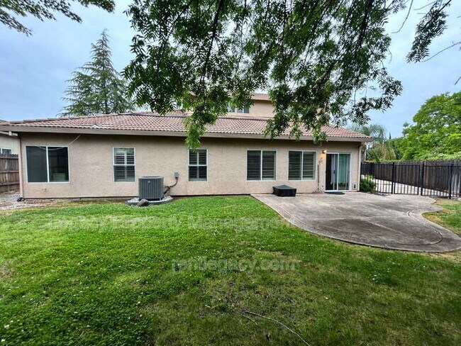Building Photo - 523 Cascade Dr