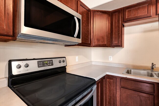 Building Photo - Spacious Multi-Level Townhome in Brookwillow