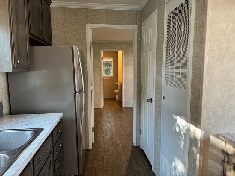 Building Photo - 2042 Marmoor Dr