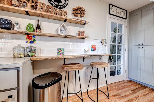 Building Photo - Large Shop w/Oversized Roll Up Doors and P...