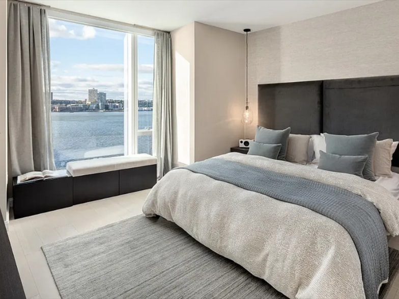 Building Photo - 400 W 61st St