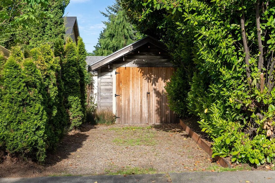 Building Photo - 405 NE 53rd Ave