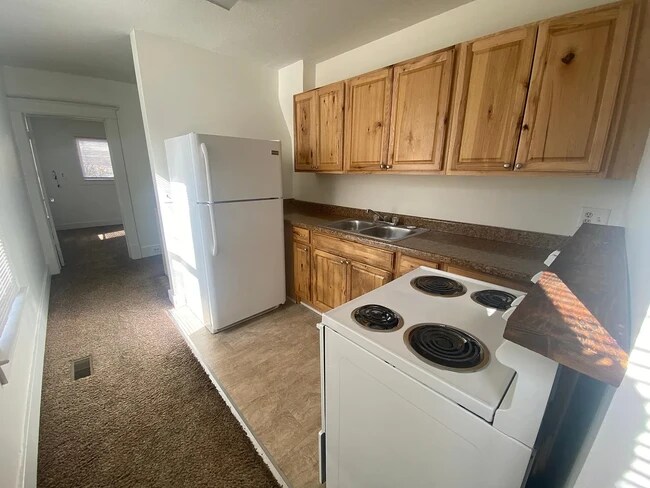 Building Photo - 729 E Linden Ave