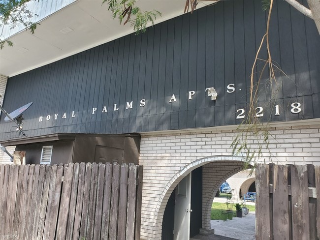 Building Photo - 2 br, 2 bath  - Royal Palms Apartments # 16