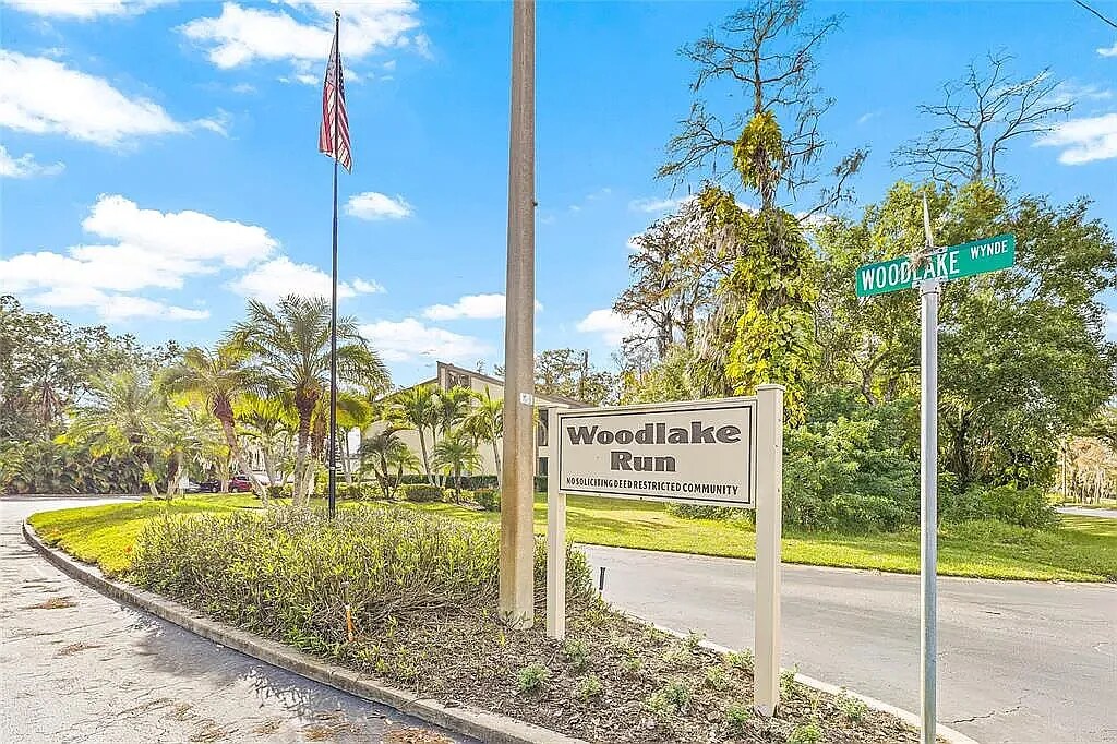 Building Photo - 222 Woodlake Wynde