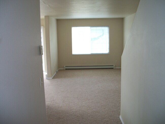 Building Photo - 2 Bedroom 1.5 Bathroom apartment Centrally...