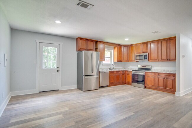 Building Photo - Completely Remodeled 3BR Home on Nearly an Acre with In-Ground Pool, Pool Service Included & Huge...