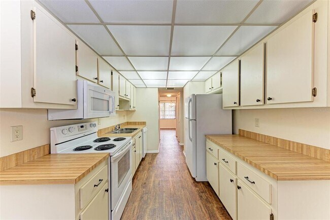 Building Photo - 305 30th Ave W