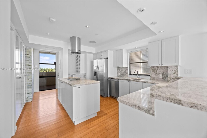 Building Photo - 1632 S Bayshore Ct