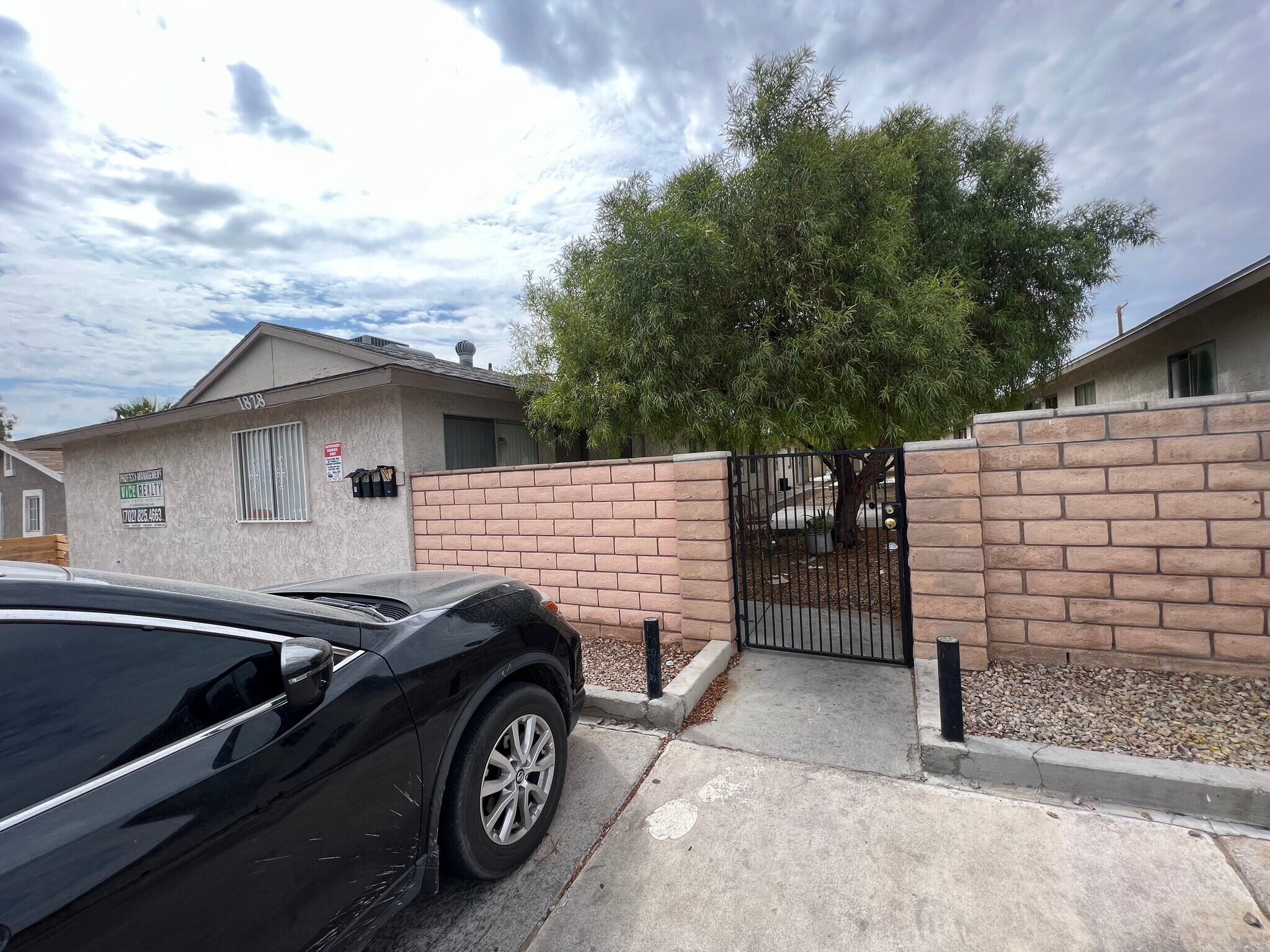 Building Photo - 1824 E Bonanza Rd