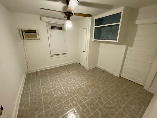 Building Photo - 2 bedrooms 1 bath - Large Yard