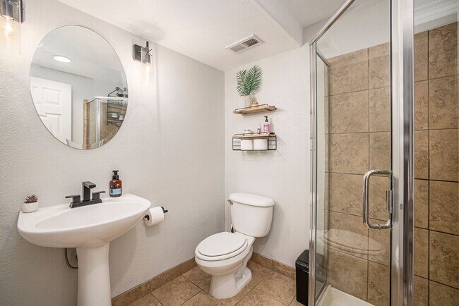 Building Photo - Gorgeous 5 Bedroom 4 Bathroom Single-Family Home in Lowry
