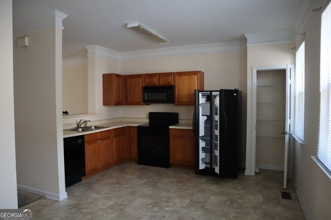 Building Photo - 658 Providence Pl SW