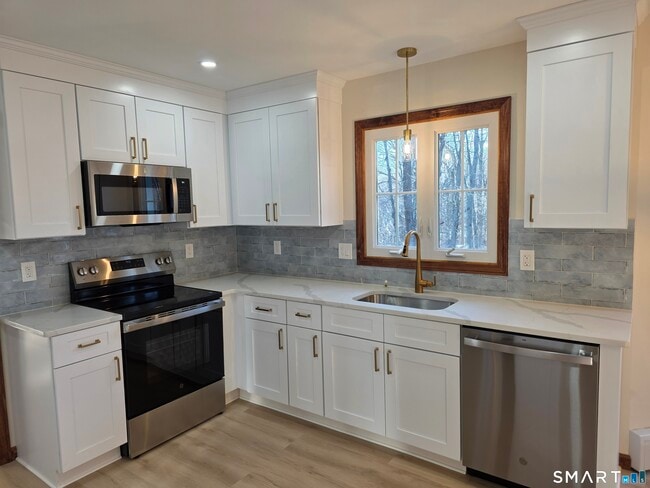 Building Photo - 29 Brook Pine Dr