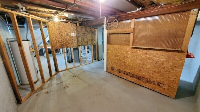 Building Photo - 1032 Maplewood Dr NE