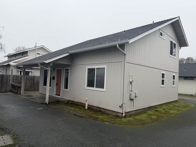 Building Photo - 241 NE School St