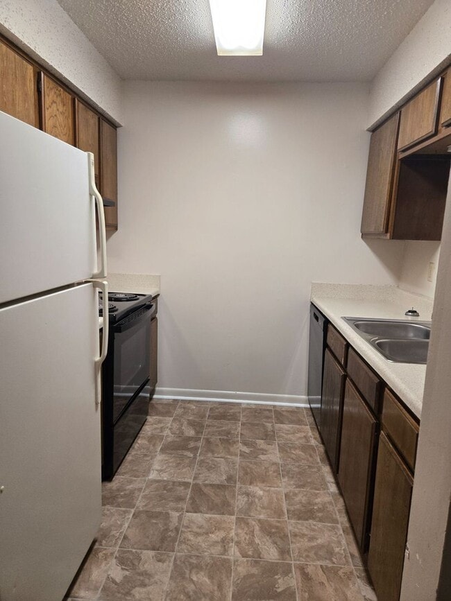 Building Photo - Charming 2 Bedroom, 1 Bath Apartment – Min...