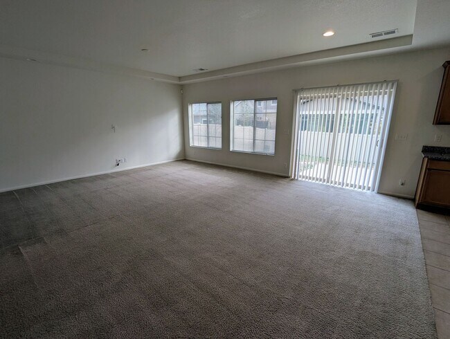 Building Photo - MASSIVE 4-BEDROOM, 3-BATHROOM HOME NEAR DI...