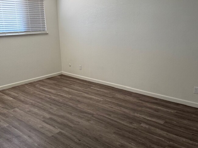 Building Photo - Updated 2 Bed / 1 Bath Duplex in Orangeval...