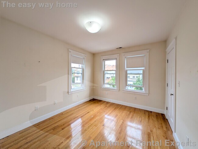 Building Photo - 7-9 Bonner Ave Unit #2