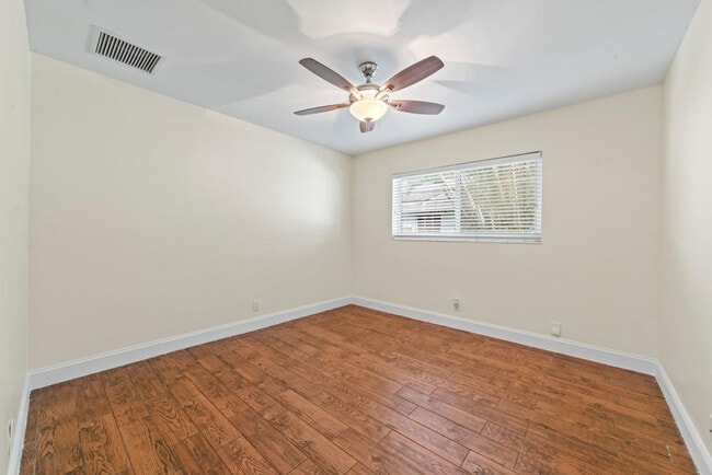 Building Photo - 404 SE 16th St