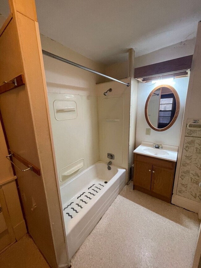 Building Photo - 723-723 1/2 South St