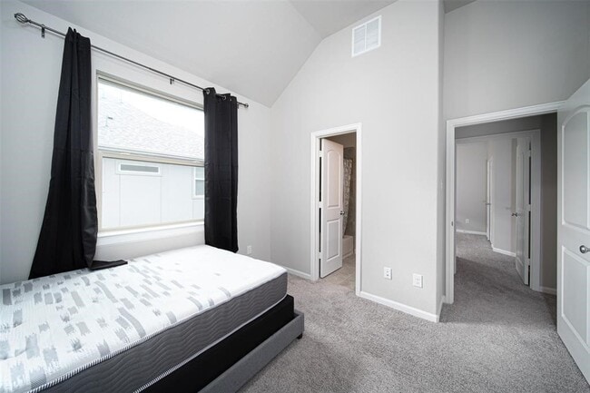 Building Photo - 2011 Royal Landing Dr