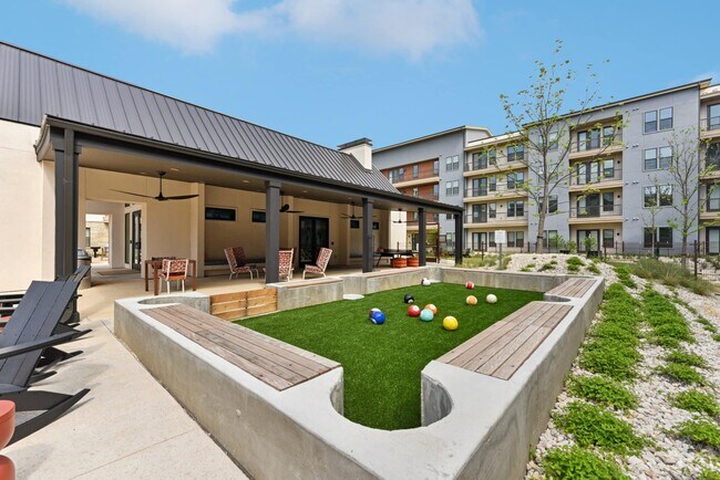 Building Photo - 2210 Lynnbrook Dr