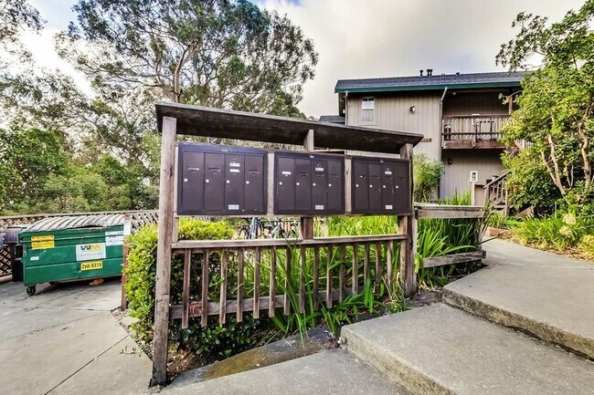 Building Photo - 1805 Sausal St