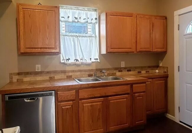 Building Photo - 231 N Elm St