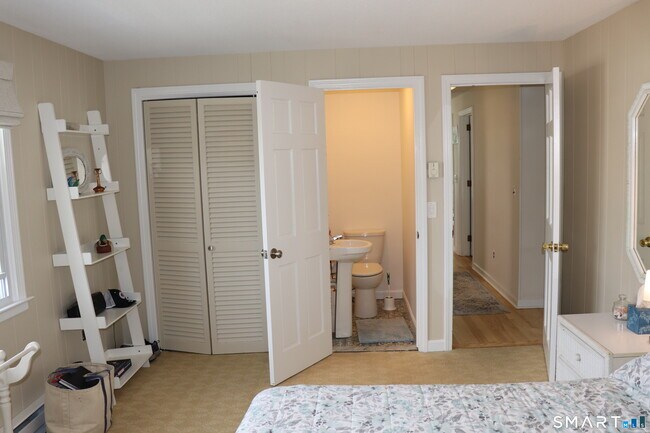 Building Photo - 14 Leeway Dr